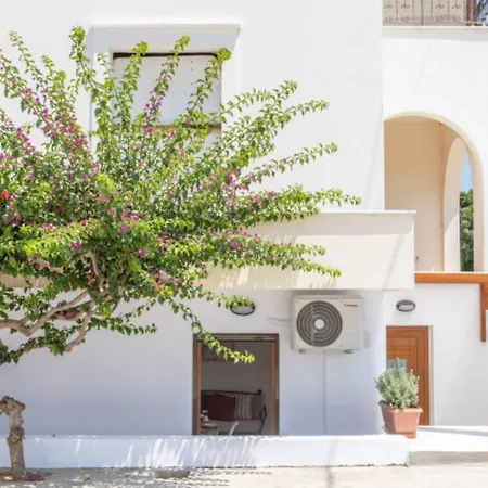 George's Economy Apartment *